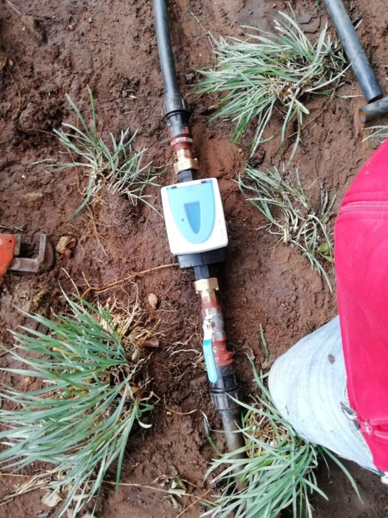 Inspection equipment connected to an exposed water pipe